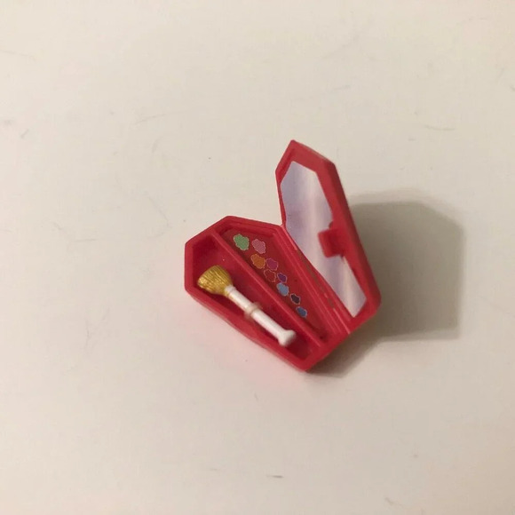 Monster High Doll Operetta Dot Dead Gorgeous Red Compact with Brush iCoffin Cell - Picture 10 of 15